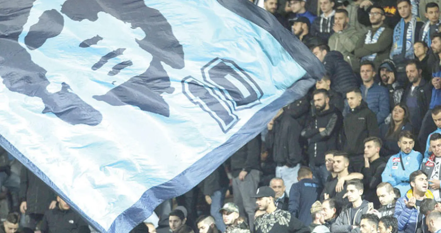 جماهير نابولي ترفع صورة الأسطورة مارادونا على أمل الفوز بالدوري هذا الموسم (أ.ف.ب)