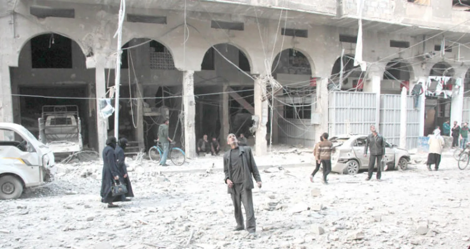 مظاهر الدمار بعد غارة على دوما أمس (أ.ف.ب)