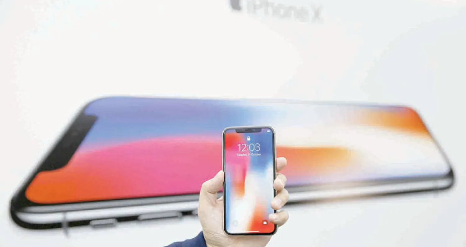 الأسواق تترقب اليوم بدء تسليم أجهزة «آيفون X»
