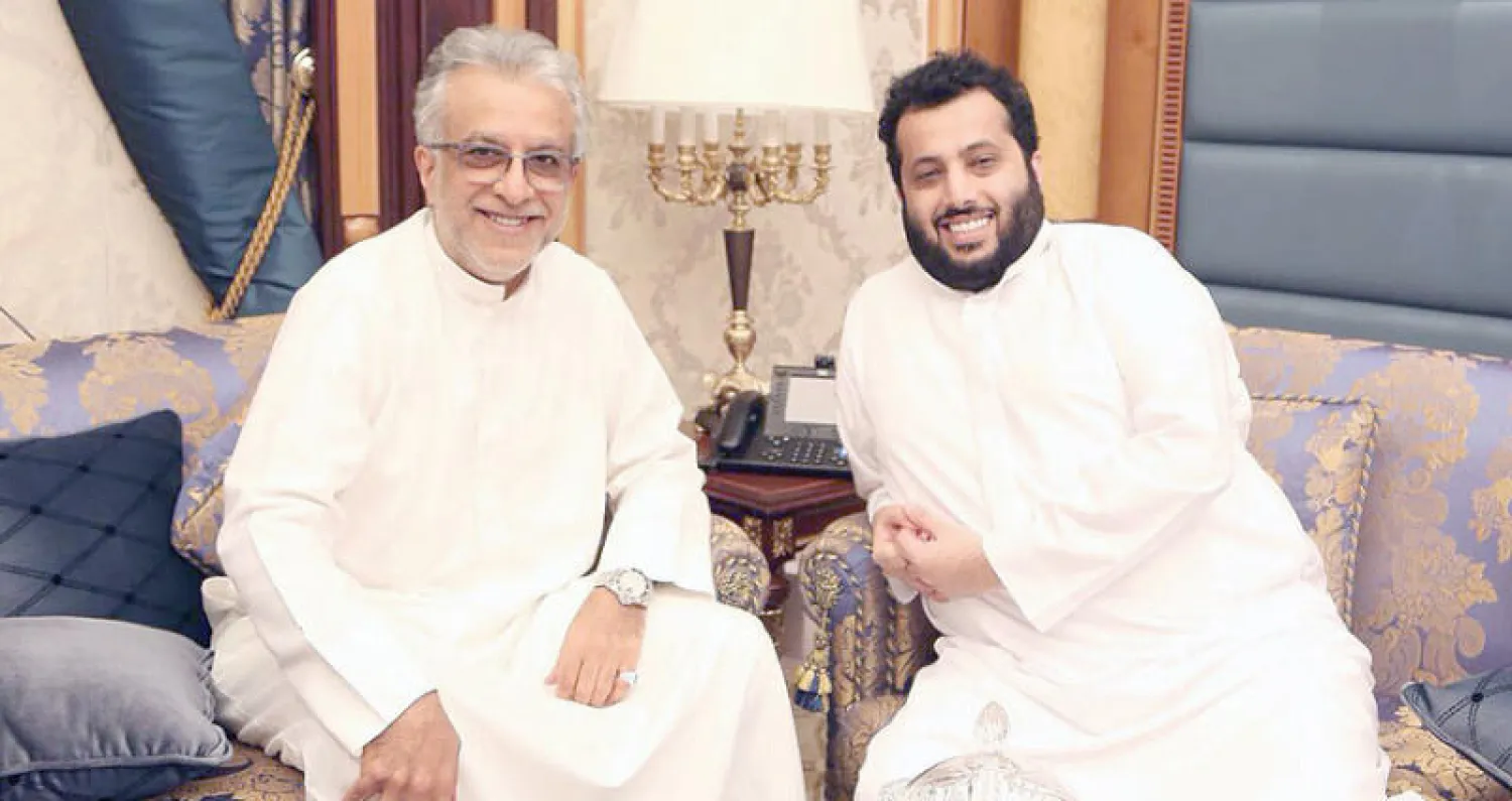 صورة نشرها آل الشيخ علي حسابة في «تويتر» مستقبلاً الشيخ سلمان آل خليفة