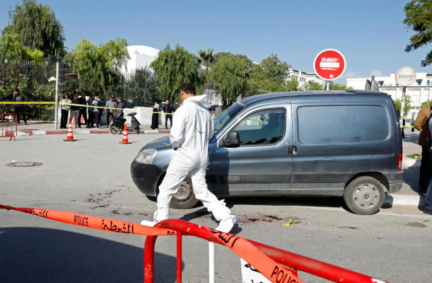 عناصر من الشرطة التونسية في موقع الهجوم أمام البرلمان (رويترز)