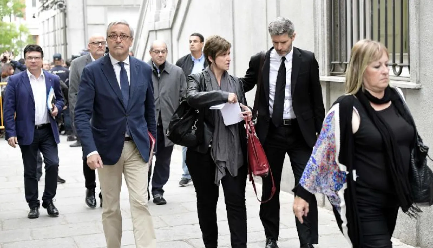 أعضاء من حكومة كاتالونيا المقالة يصلون إلى المحكمة العليا بهدف استجوابهم (أ.ف.ب)