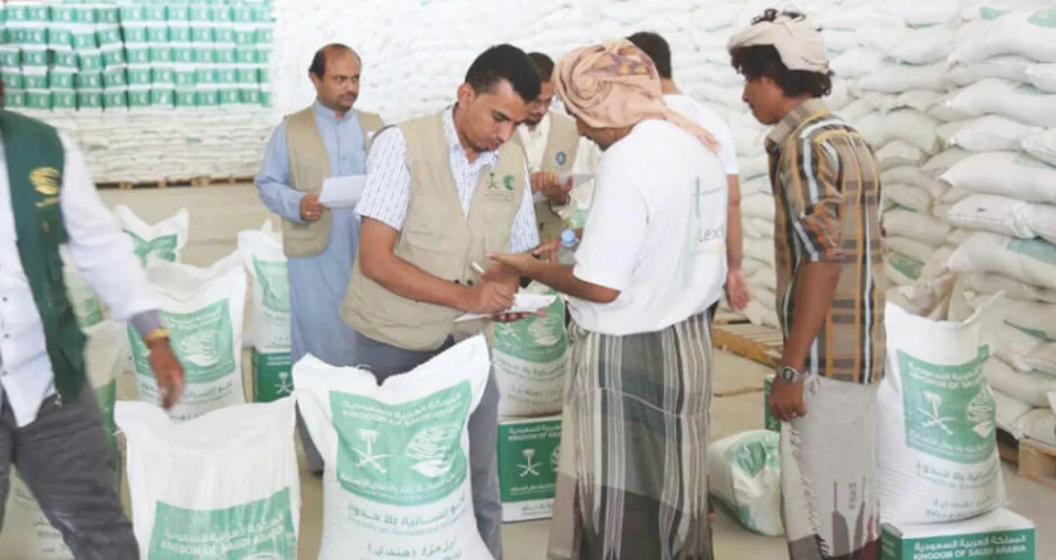 جانب من عملية توزيع المساعدات الغذائية من قبل مركز الملك سلمان في مأرب (واس)