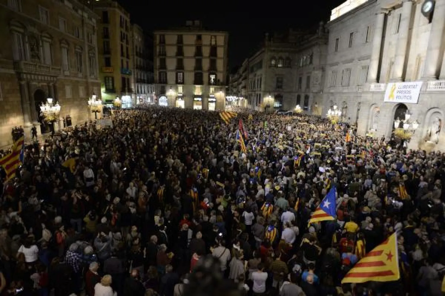 مظاهرات في مدن اسبانية احتجاجاً على سجن مسؤولين كتالونيين. (ا.ف.ب)
