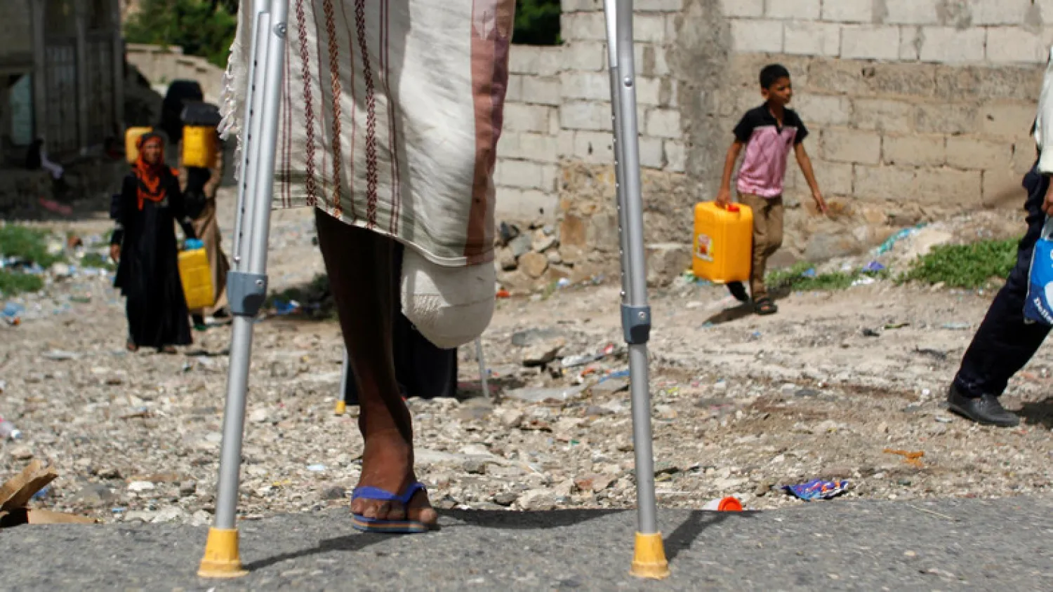 A man with an amputated leg walks on a street in the southwestern city of Taiz, Yemen, May 18, 2016. (Reuters)