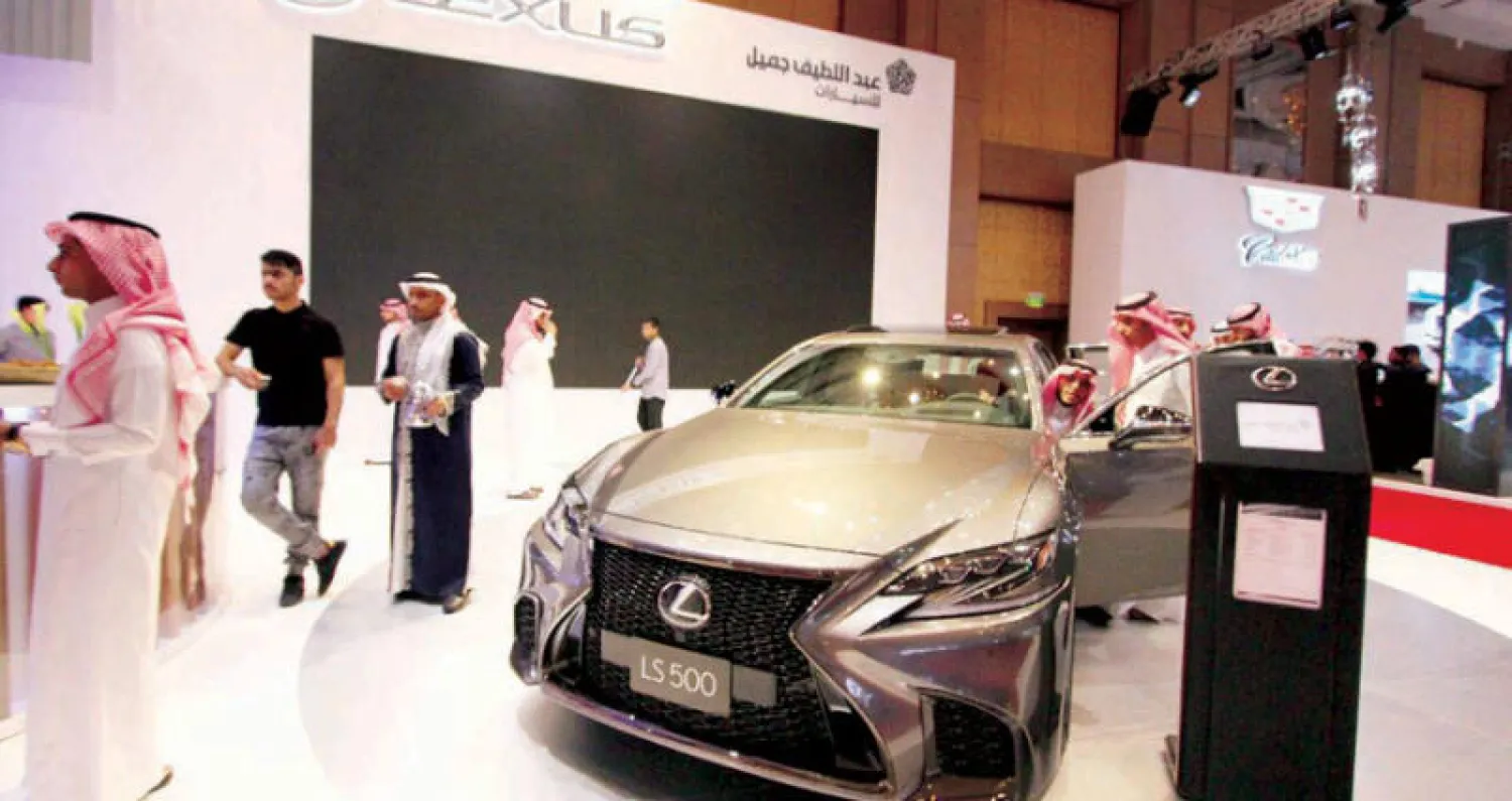 لكزسLS 500h تبهر عشاق الفخامة في معرض السيارات الفاخرة في الرياض