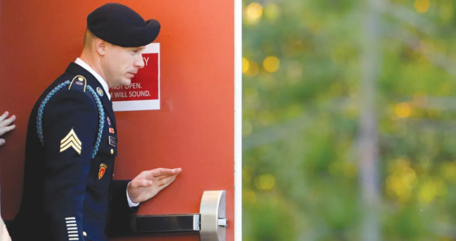 الرقيب الأميركي بيرغدال الذي واجه تهمة الخيانة العظمى لأنه غادر موقعه القتالي في أفغانستان يغادر المحكمة العسكرية في فورت براغ بنورث كارولينا أول من أمس (رويترز)