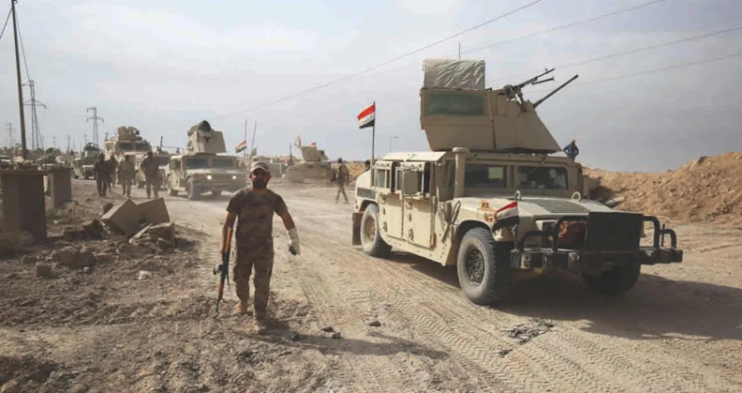 قوة عراقية تتموضع قرب «القائم» التي استعادتها من تنظيم داعش أول من أمس (أ.ف.ب)