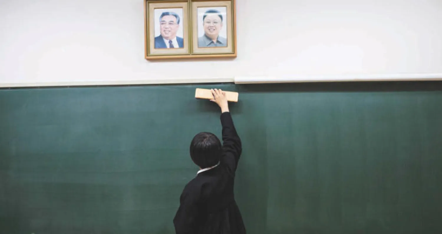 المدرسة الثانوية الكورية في طوكيو تعلق صور زعماء كوريا الشمالية بفخر على الجدران (أ.ف.ب)