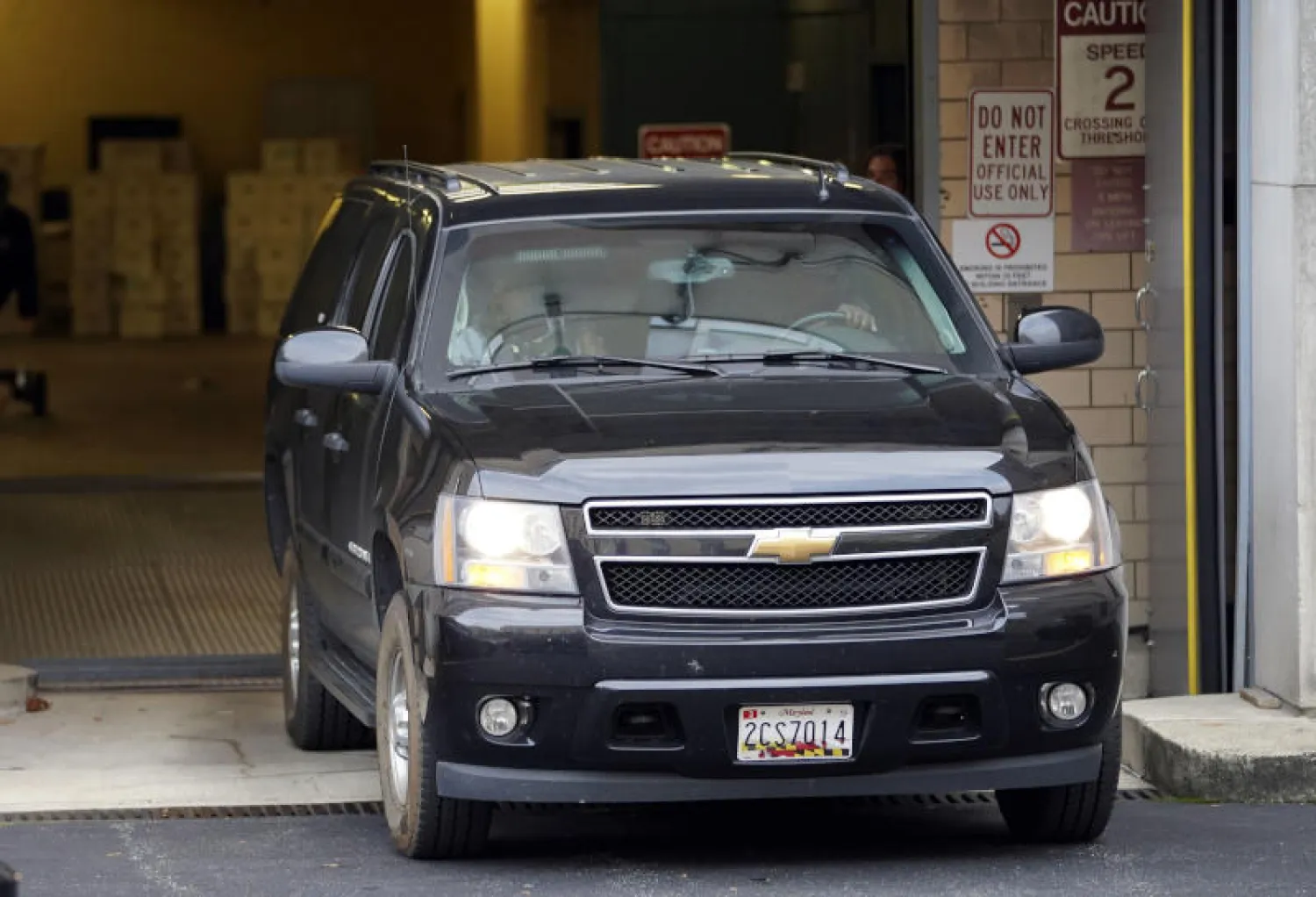 سيارة يعتقد أنها تقلّ مصطفى الإمام المتهم بالضلوع في هجوم بنغازي بعد مثوله أمام القضاء الأميركي (أ.ب)