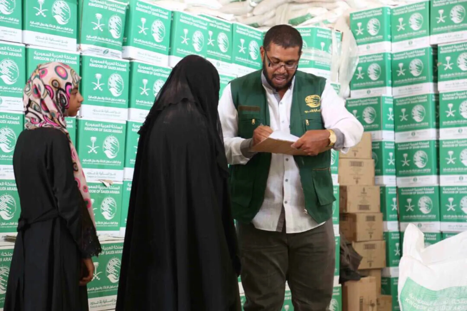  KSRelief worker distributing aid (KSRelief Official Twitter Account)
