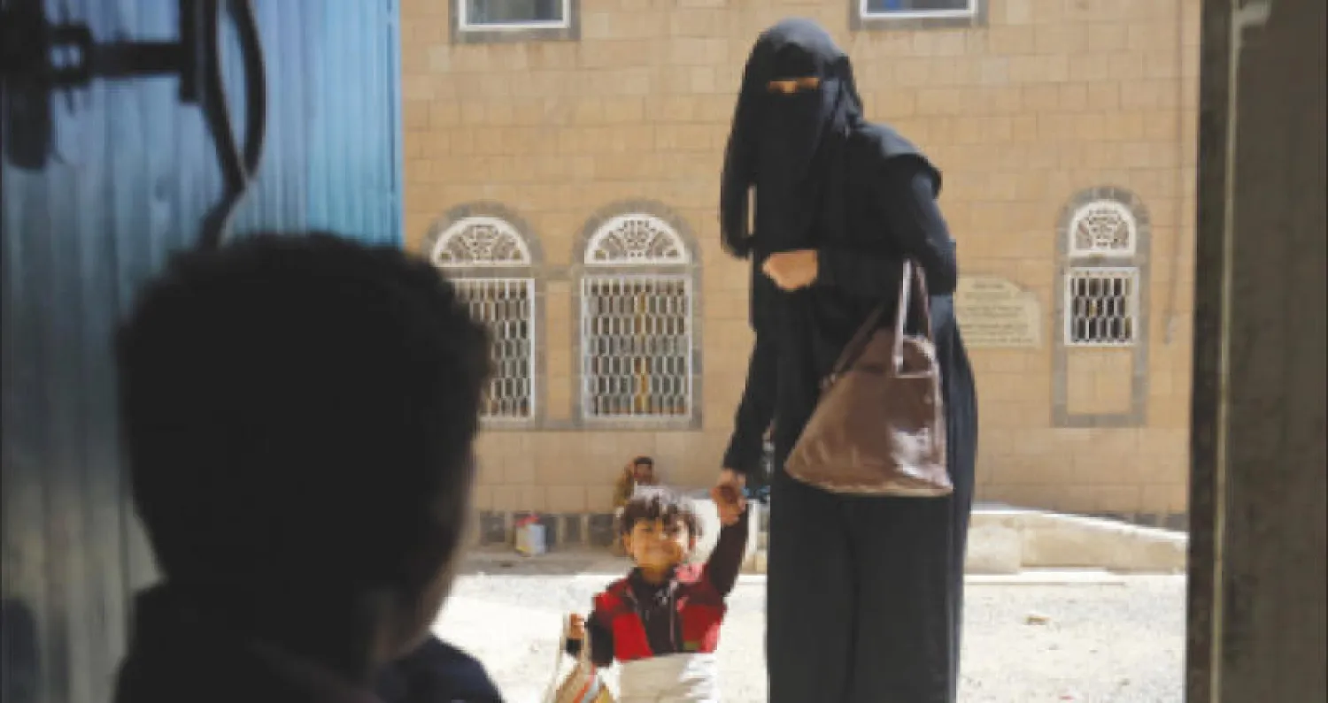 طفلة ووالدتها في الطريق إلى مركز علاج طبي في صنعاء (إ.ب.أ)