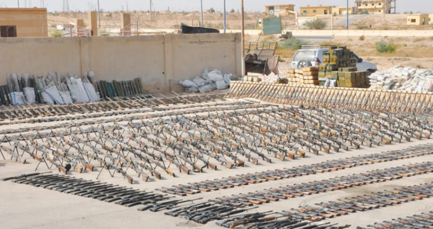 أسلحة صودرت من «داعش» في ريف دير الزور (أ.ف.ب)