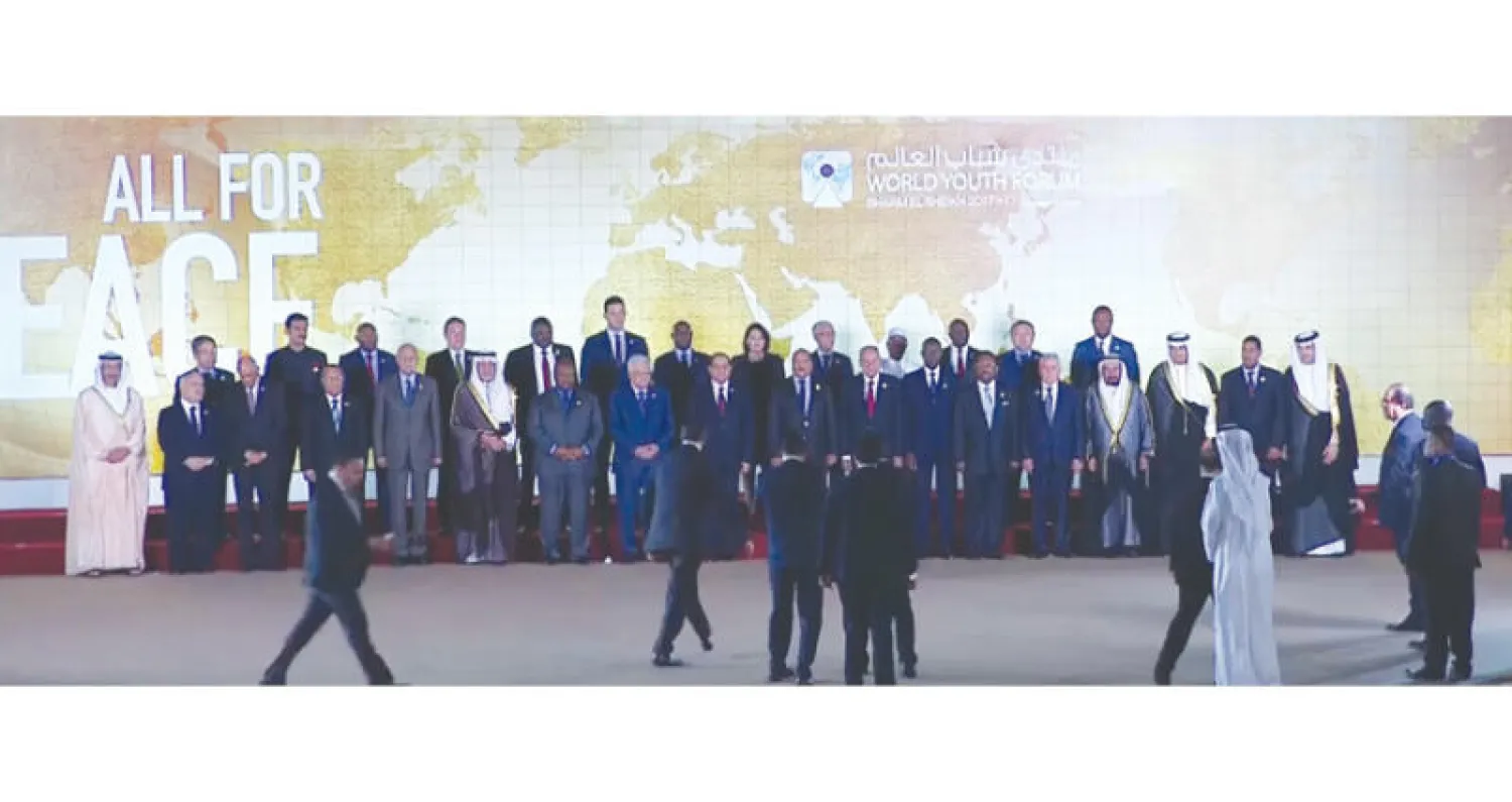 صورة تذكارية للرئيس المصري عبد الفتاح السيسي وكبار المشاركين في المنتدى أمس («الشرق الأوسط»)