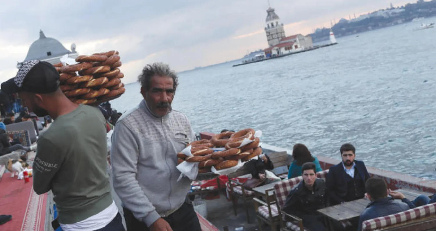 تركي يبيع مأكولاته للراغبين في أحد مقاصف إسطنبول (إ.ب.أ)