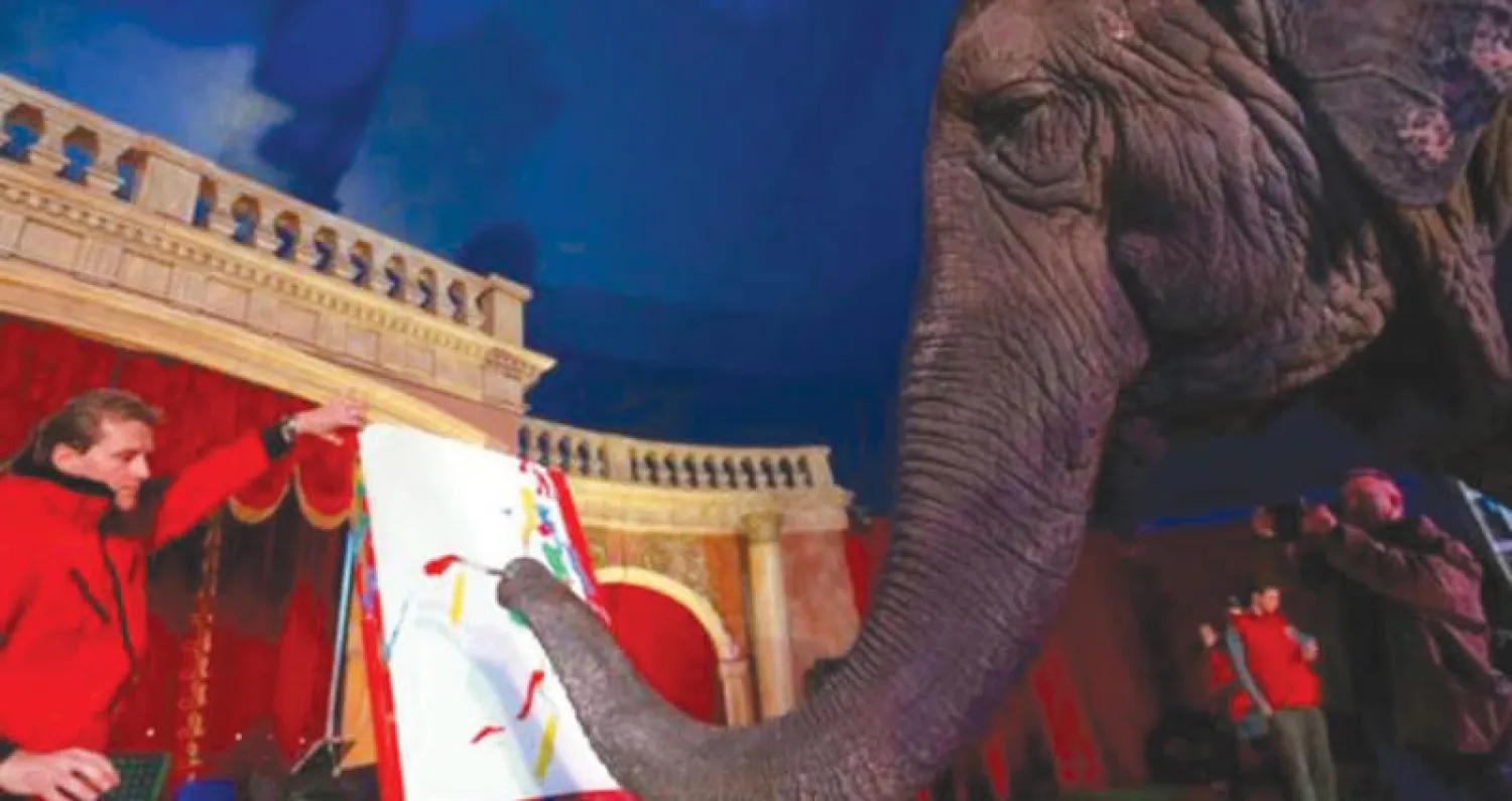 الفيلة ساندرا «ترسم» اللوحة (رويترز)