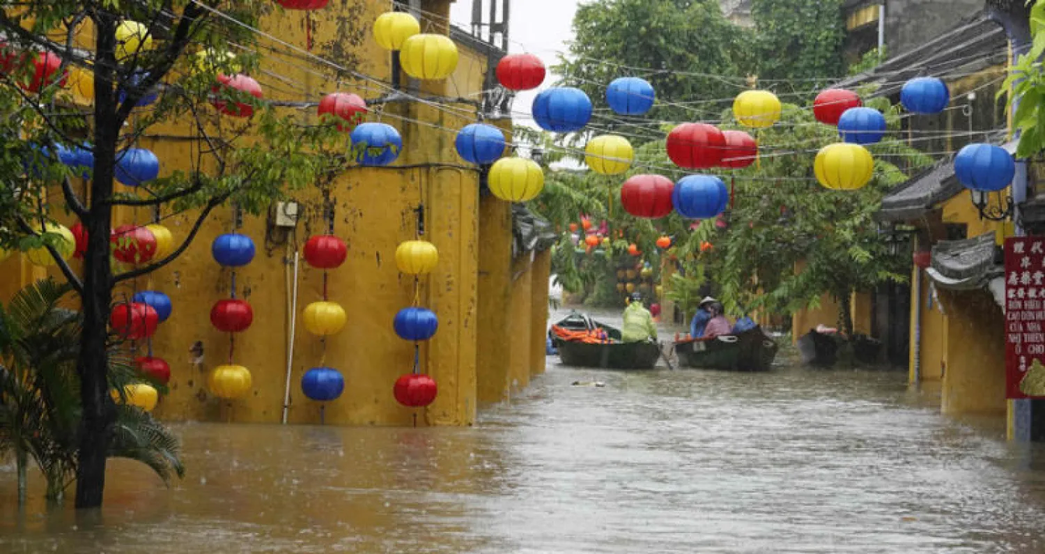 جانب من عملية إجلاء سكان المناطق المتضررة من الإعصار (أ.ف.ب)