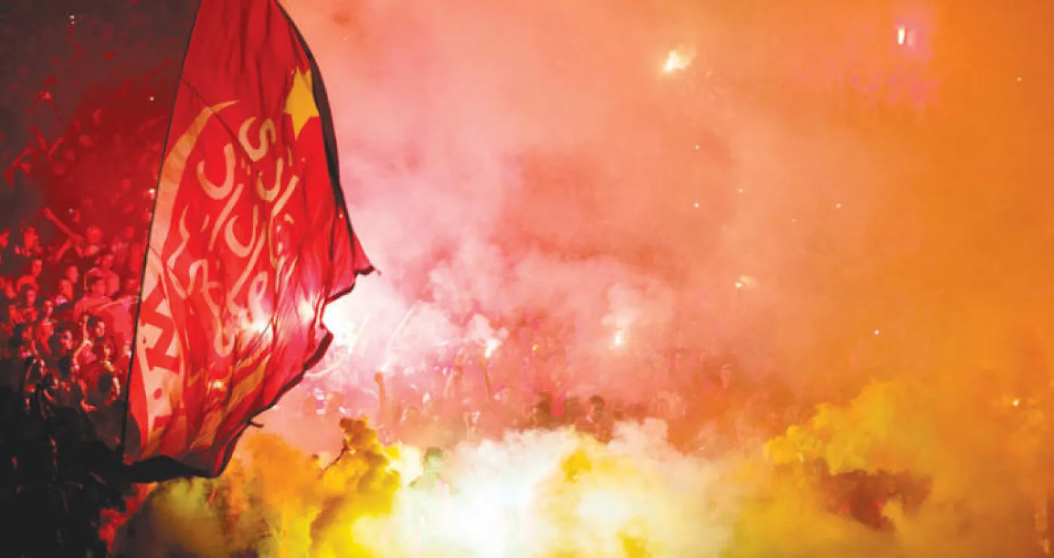 الأهلي قال إن الحكم تعمد عدم احتساب وقت بدل ضائع بعد امتلاء الملعب بالدخان (أ.ف.ب)