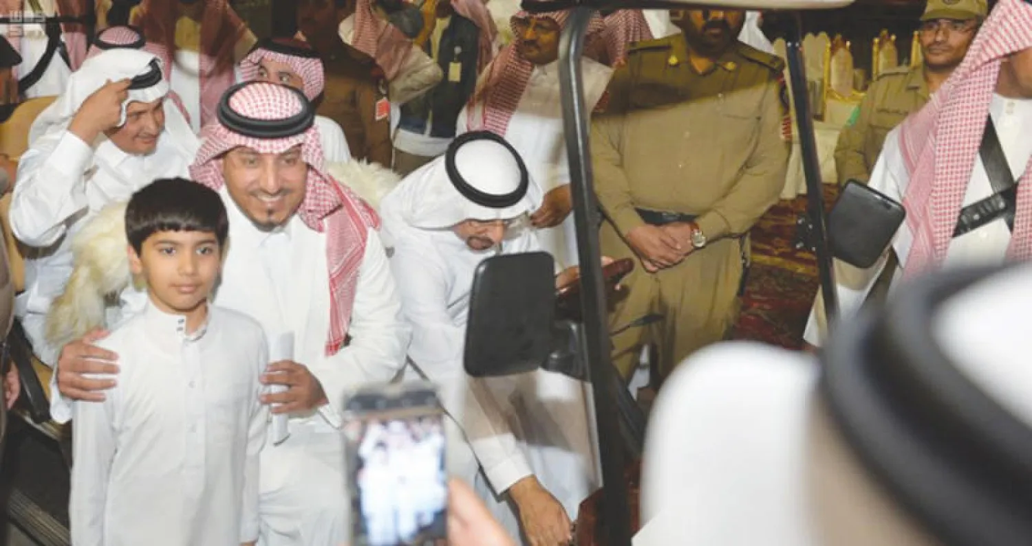 الأمير الفقيد خلال افتتاحه حديقة في أبها نهاية الشهر الماضي ({الشرق الأوسط})