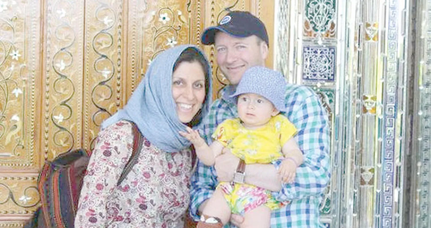 صورة أرشيفية لنازانين زاغاري - راتكليف مع أسرتها (رويترز)