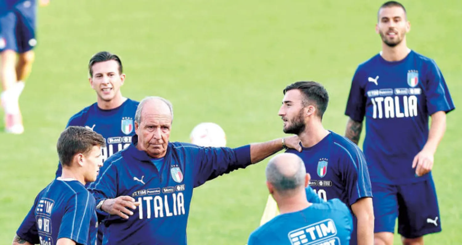 فنتورا مدرب إيطاليا يوجه لاعبيه وهو واثق من تخطي عقبة السويد (أ.ب)