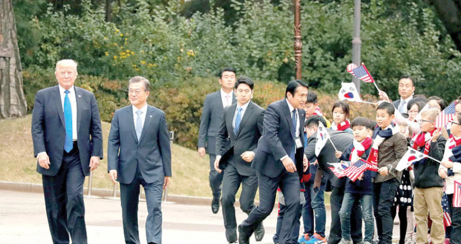 الرئيسان الأميركي والكوري الجنوبي يتوجهان إلى البيت الأزرق في سيول أمس (رويترز)