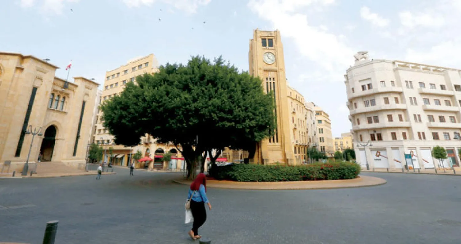 امرأة تعبر أمام مبنى البرلمان في بيروت أمس (رويترز)