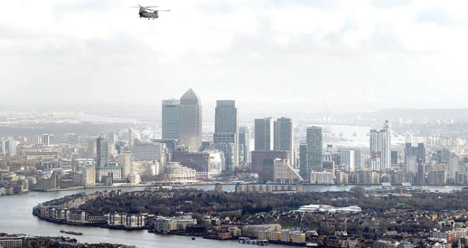 مشهد من العاصمة البريطانية لندن يظهر جانباً من سوق المال فيها (إ.ب.أ)