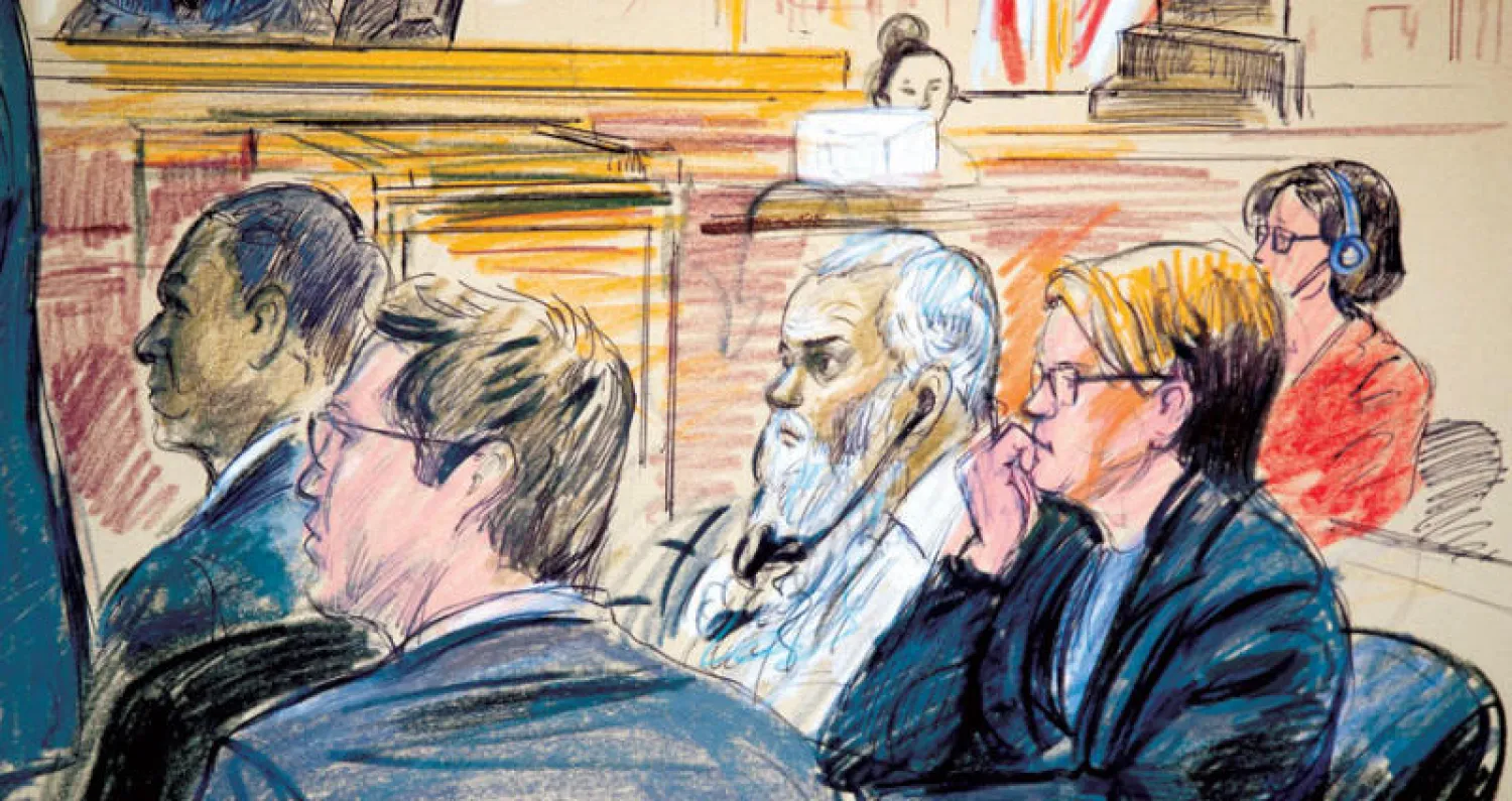 رسم تخطيطي يظهر المتهم الليبي أحمد أبو ختالة (الثالث على اليمين) أثناء محاكمته في محكمة أميركية بواشنطن (أ.ب)