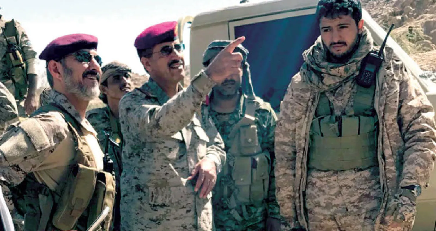 اللواء طاهر العقيلي في إحدى الجولات الميدانية (سبأ)