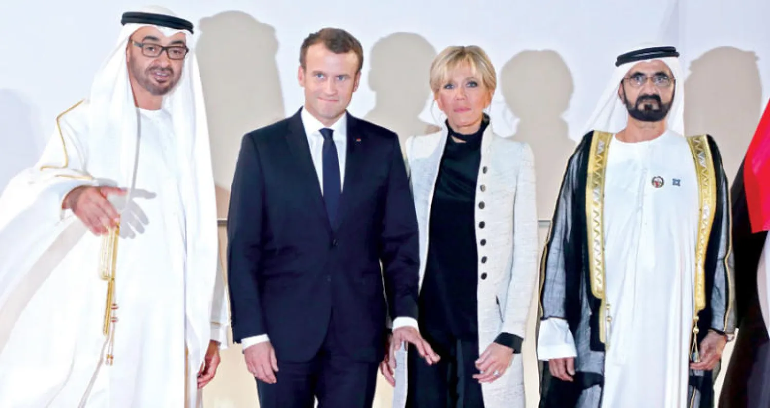 حاكم دبي الشيخ محمد بن راشد آل مكتوم والرئيس الفرنسي إيمانويل ماكرون وزوجته بريجيت ماكرون وولي عهد أبوظبي الشيخ محمد بن زايد آل نهيان أثناء افتتاح متحف اللوفر أبو ظبي (أ.ف.ب)