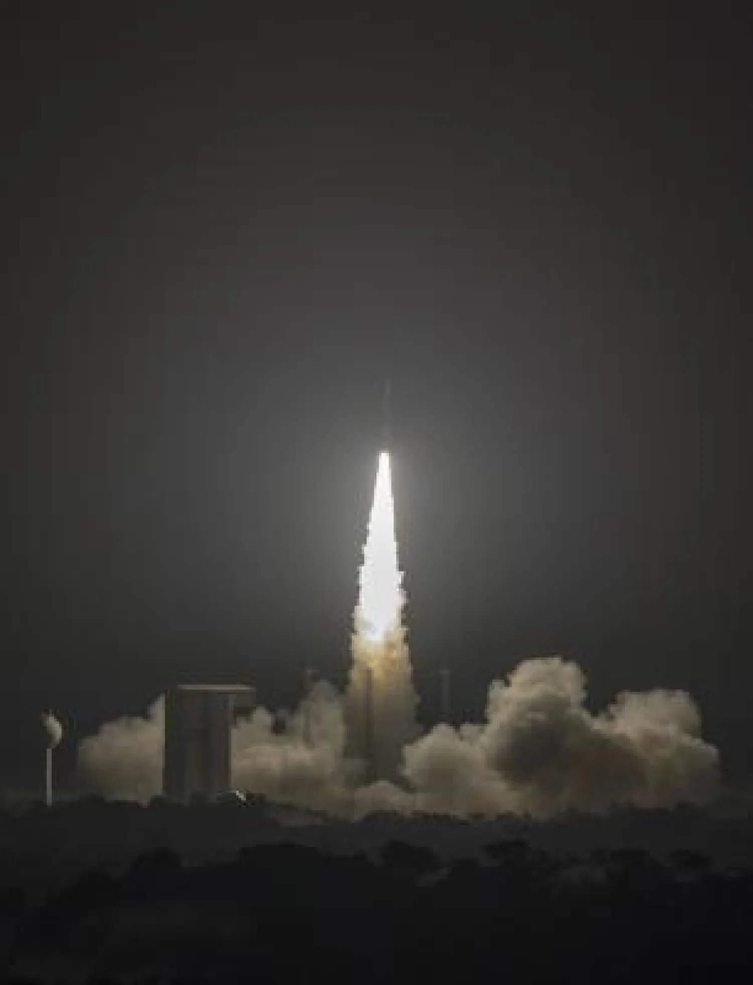 القمر سيحلق على ارتفاع 695 كيلومتراً من الأرض، وسيكون قادراً على التقاط 500 صورة يومياً. (ا.ب.ا)