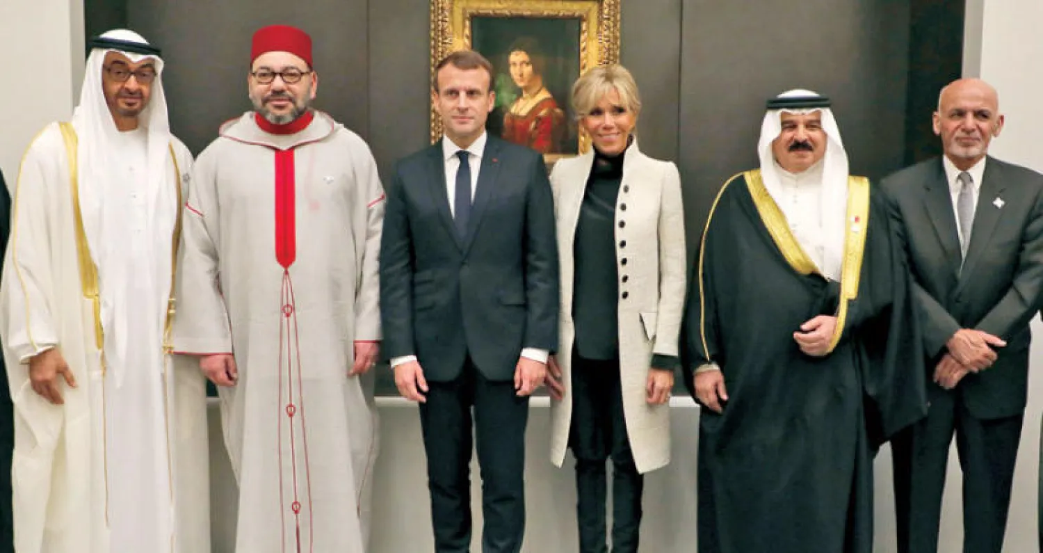 ولي عهد أبوظبي الشيخ محمد بن زايد آل نهيان والعاهل المغربي الملك محمد السادس والرئيس الفرنسي إيمانويل ماكرون وزوجته بريجيت والعاهل البحريني الملك حمد بن عيسى آل خليفة والرئيس الأفغاني أشرف غني لدى افتتاح متحف «اللوفر أبوظبي» (أ.ف.ب)