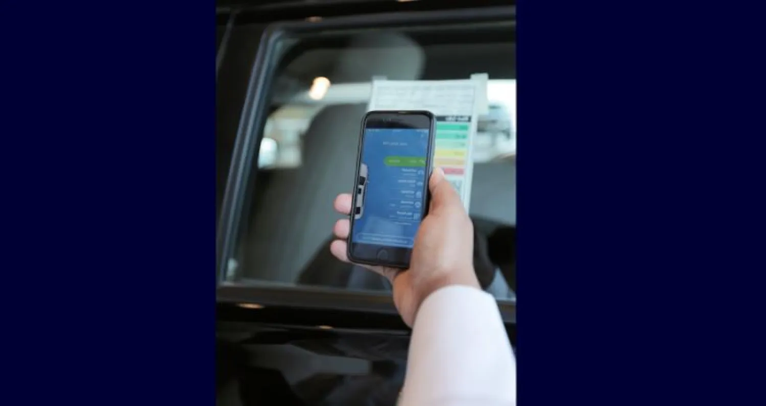 جانب من الجولات للتحقق من الالتزام بمواصفات بطاقة اقتصاد الوقود («الشرق الأوسط»)