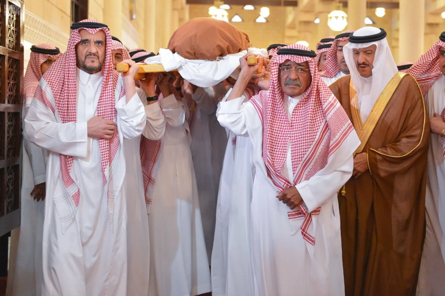 Prince Muqrin bin Abdulaziz and Prince Faisal bin Khalid during the funeral (SPA)