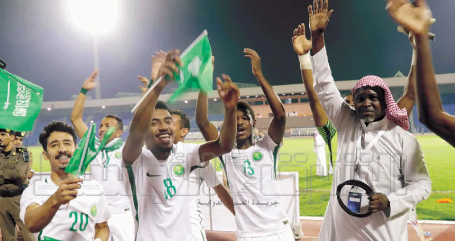 لاعبو «الأخضر» يحتفلون بتأهلهم أمس (تصوير: عيسى الدبيسي)