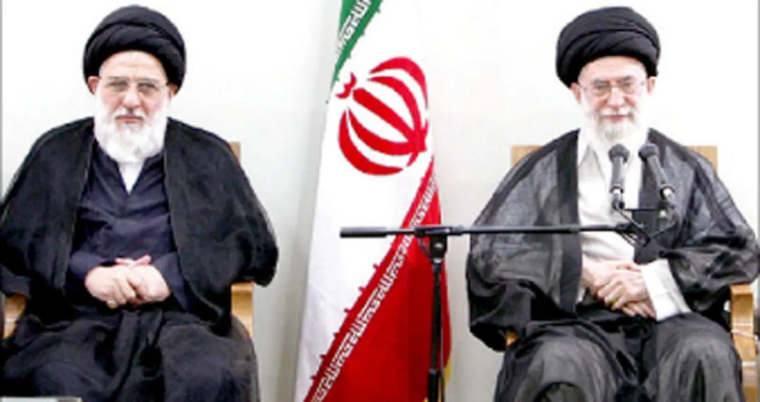 المرشد الإيراني علي خامنئي ورئيس مجلس تشخيص مصلحة النظام محمود هاشمي شاهرودي (موقع خامنئي)