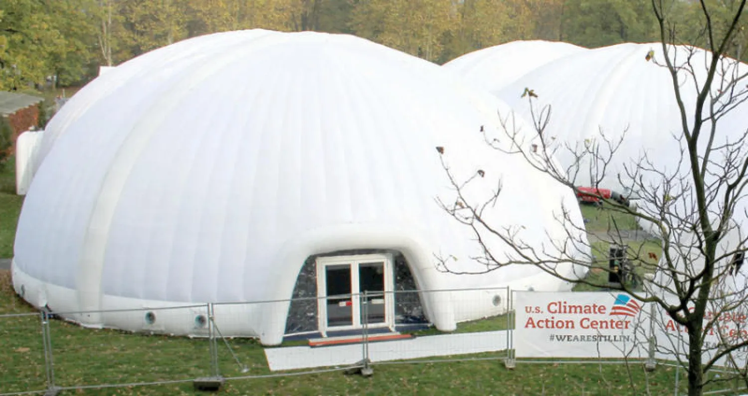 نشطاء أميركيون يقيمون خيمهم في بون على هامش مؤتمر المناخ (رويترز)