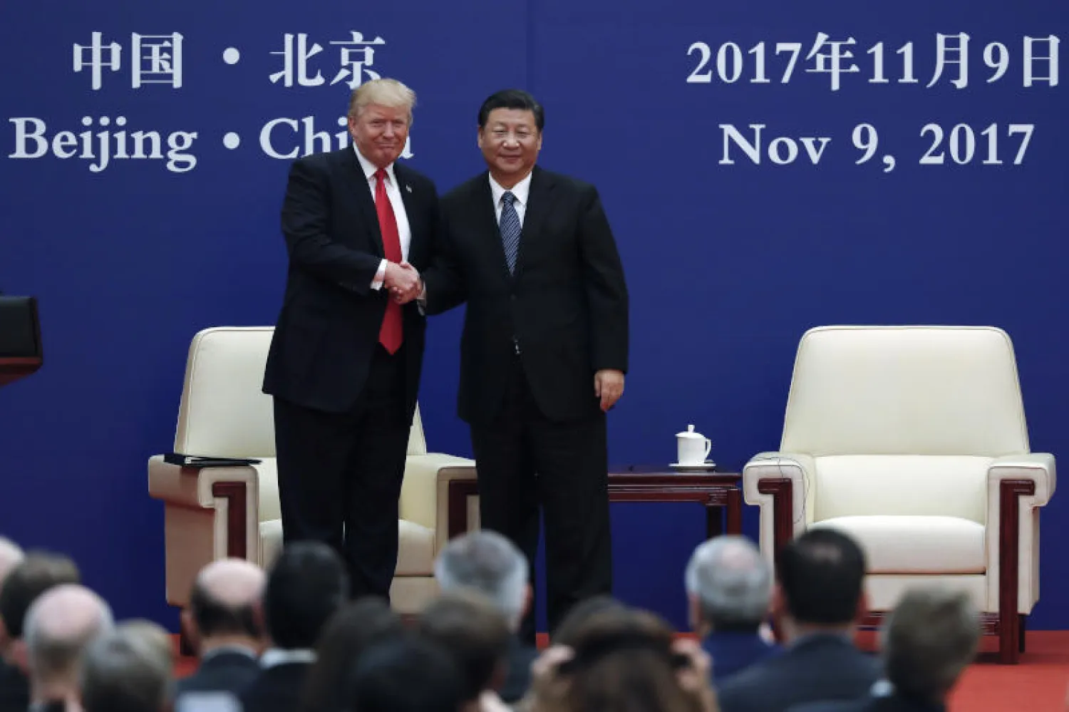 الرئيس الأميركي دونالد ترمب يبرم العديد من الاتفاقات التجارية مع نظيره الصيني شي جينبينغ (أ.ب)