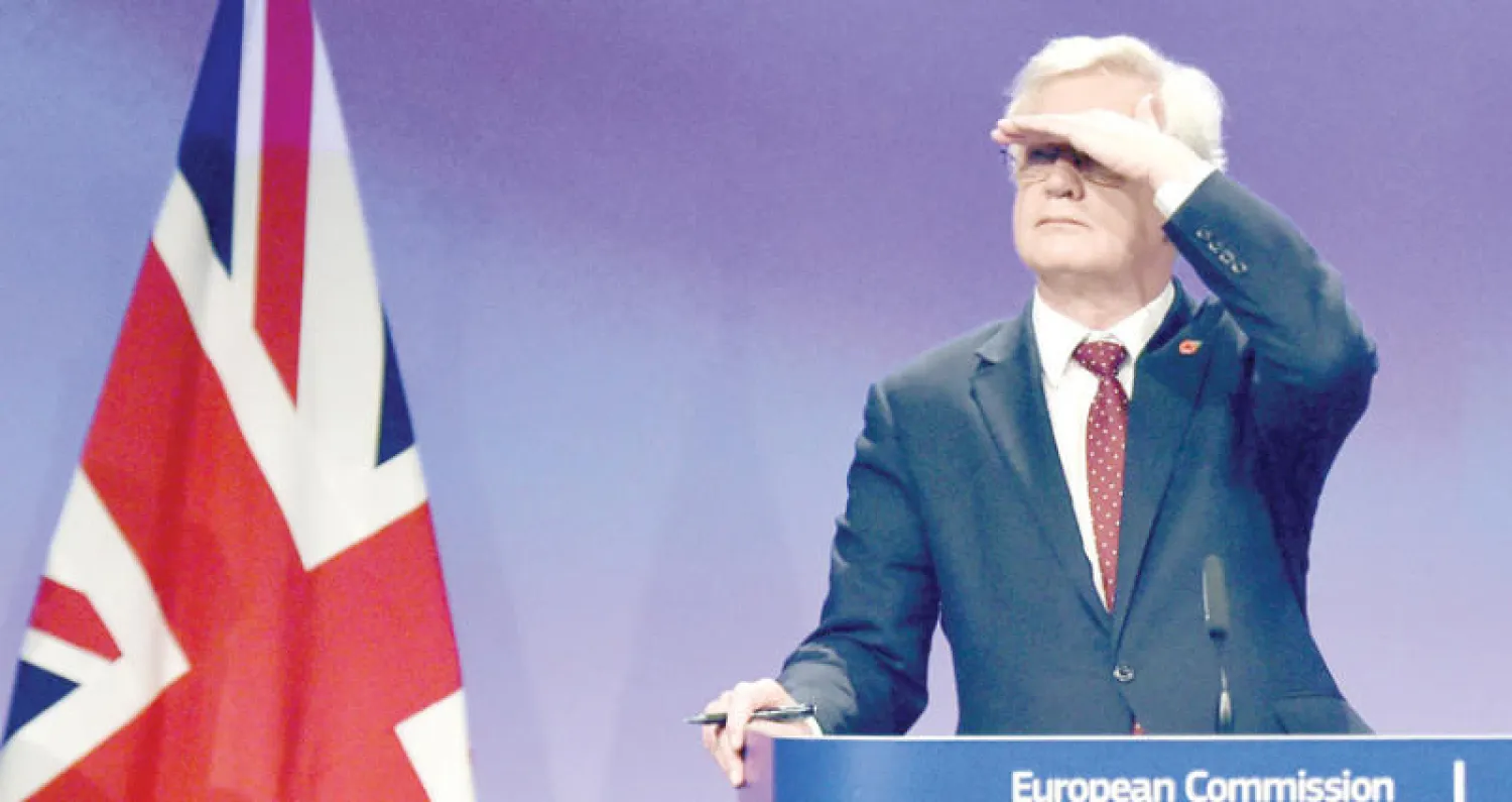 وزير مفاوضات بريكست ديفيد ديفيز يبحث في الأفق عن مخرج لتعثر المفاوضات (رويترز)