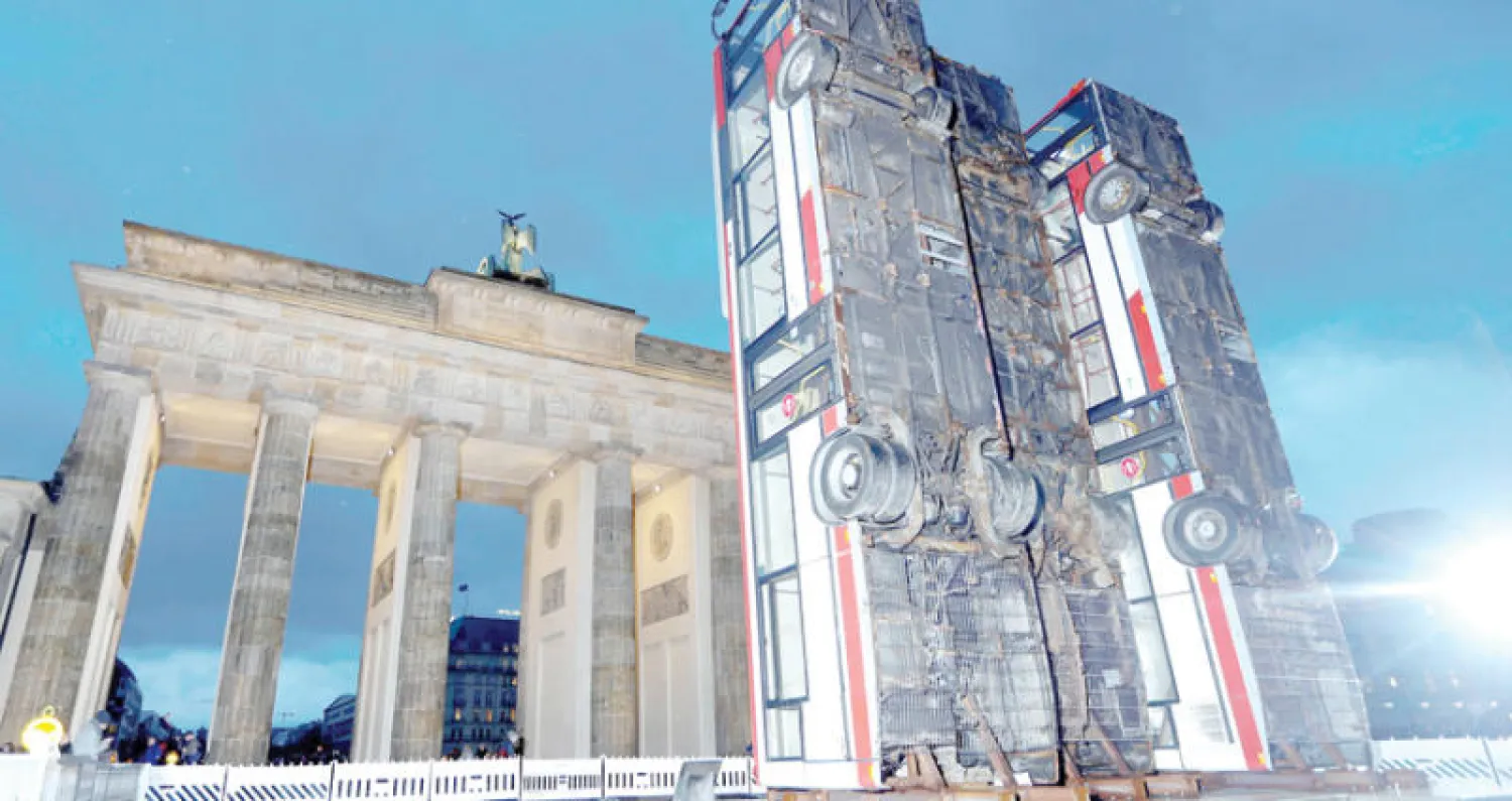 نصب لفنان سوري لباصين في وسط برلين (رويترز)
