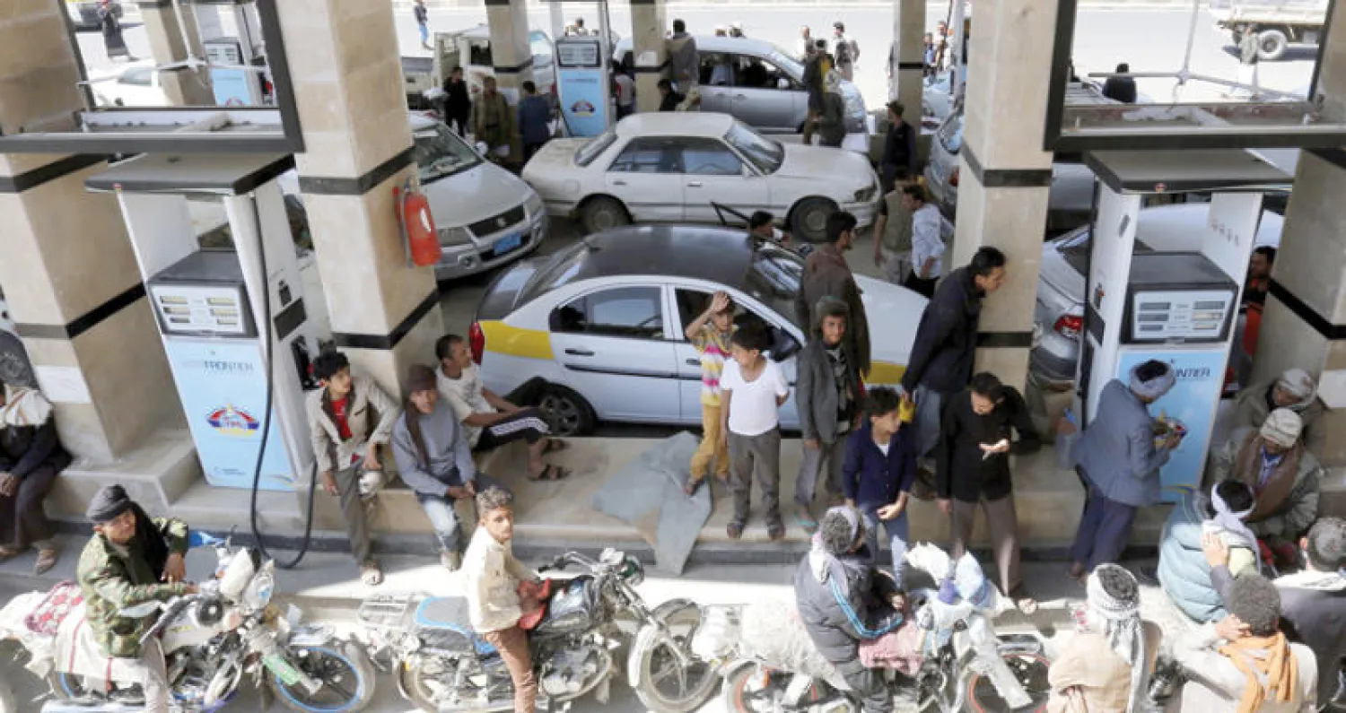 ازدحام شديد على المشتقات النفطية في صنعاء (إ.ب.أ)