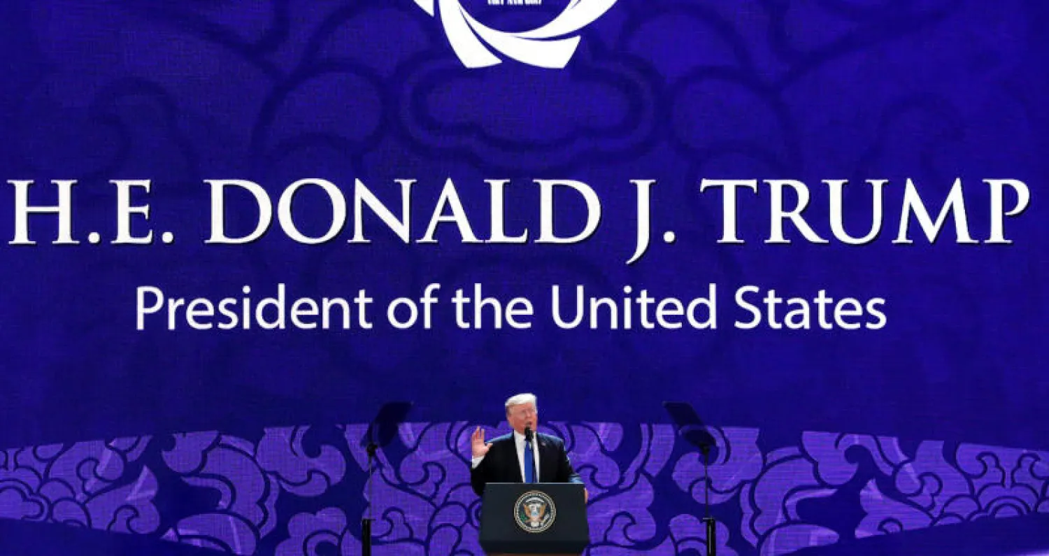 الرئيس الأميركي دونالد ترمب يلقي كلمة خلال حضوره قمة منتدى التعاون الاقتصادي لدول آسيا والمحيط الهادي (رويترز)