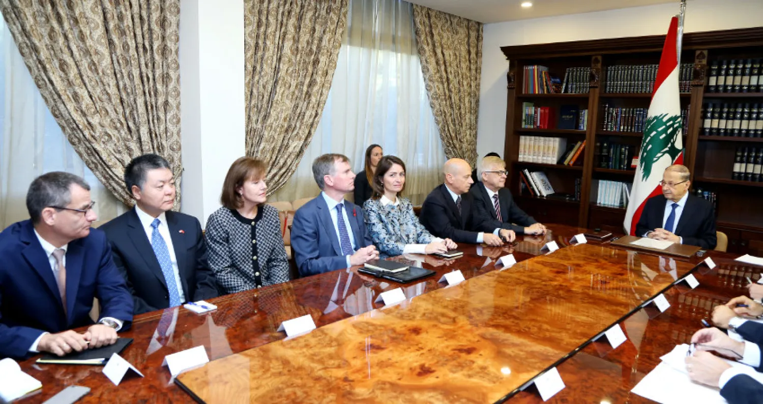 عون مع سفراء «مجموعة الدعم الدولية» (رويترز)