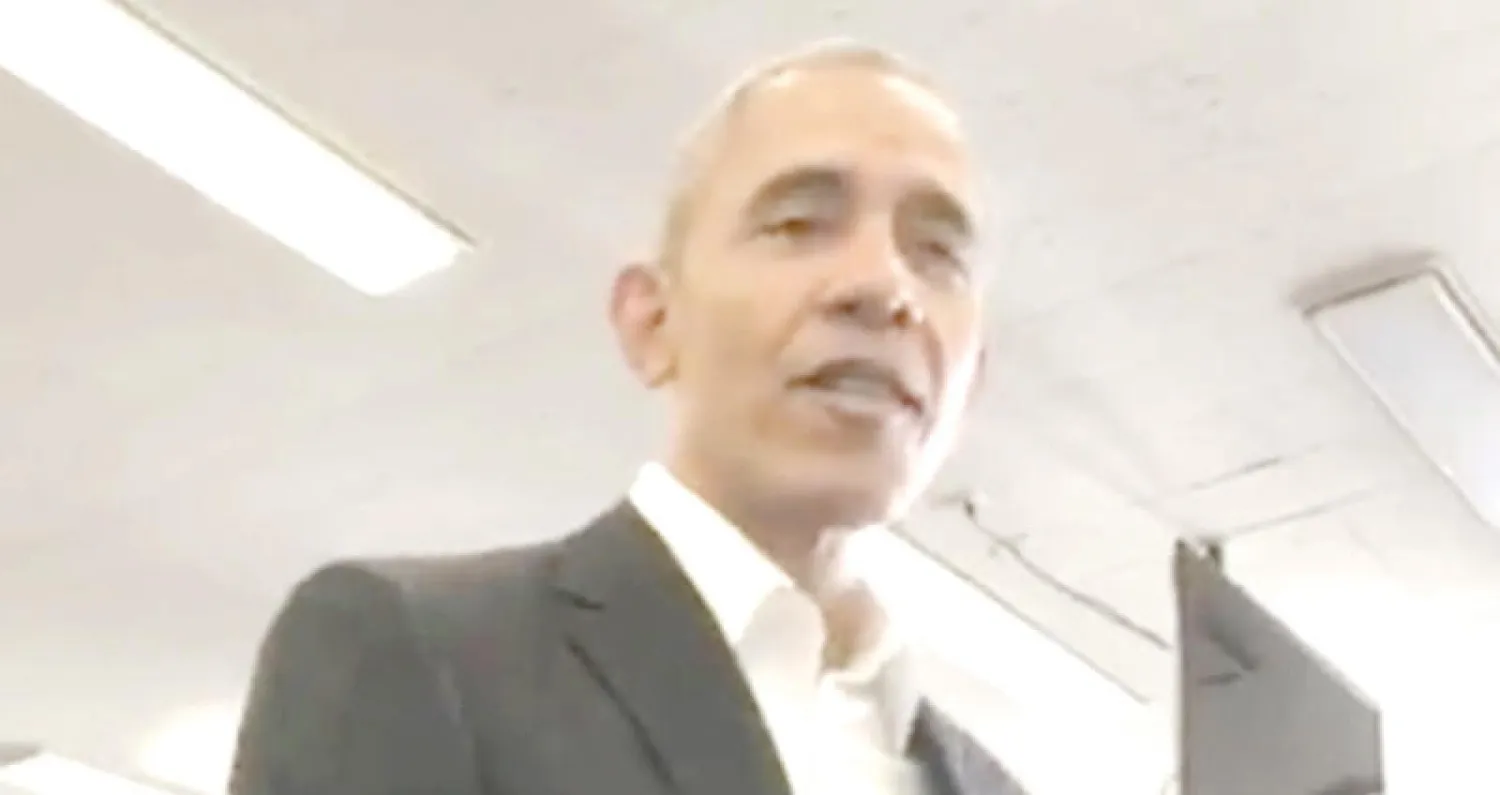 باراك أوباما لدى وصوله إلى مبنى محكمة في شيكاغو بعد استدعائه كمواطن ليكون عضواً في هيئة محلفين (رويترز)