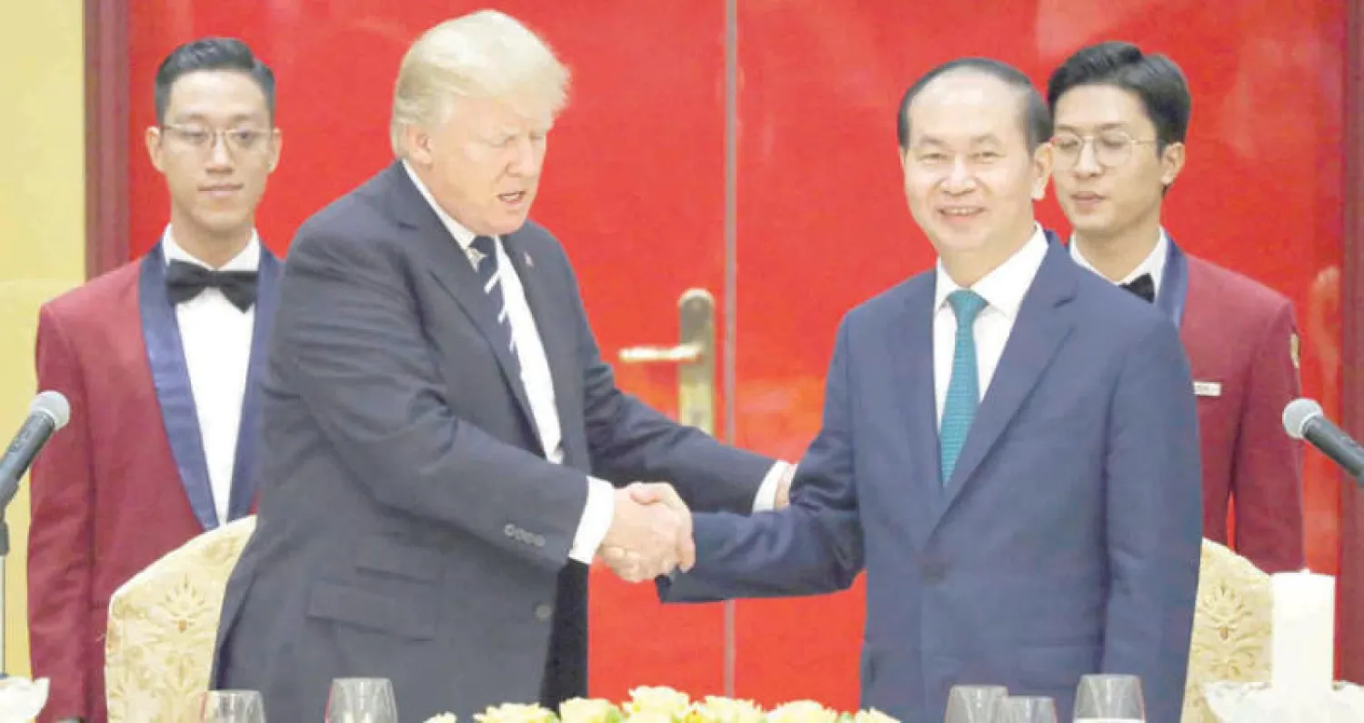 الرئيس الأميركي دونالد ترمب مع الرئيس الفيتنامي تران داي كوانغ في هانوي أمس (رويترز)