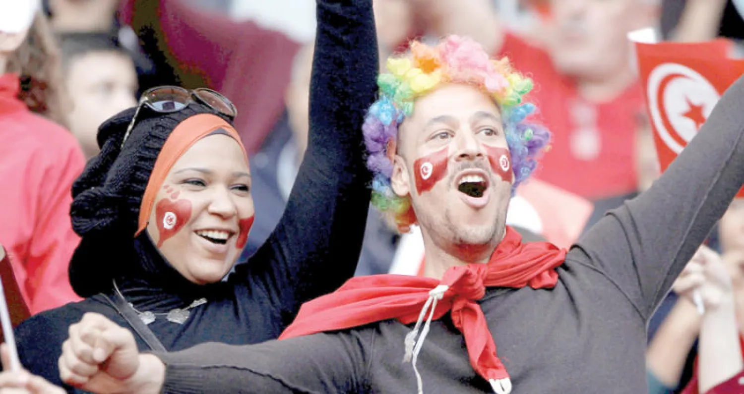 جماهير تونس تحتفل بالتأهل إلى المونديال (رويترز)