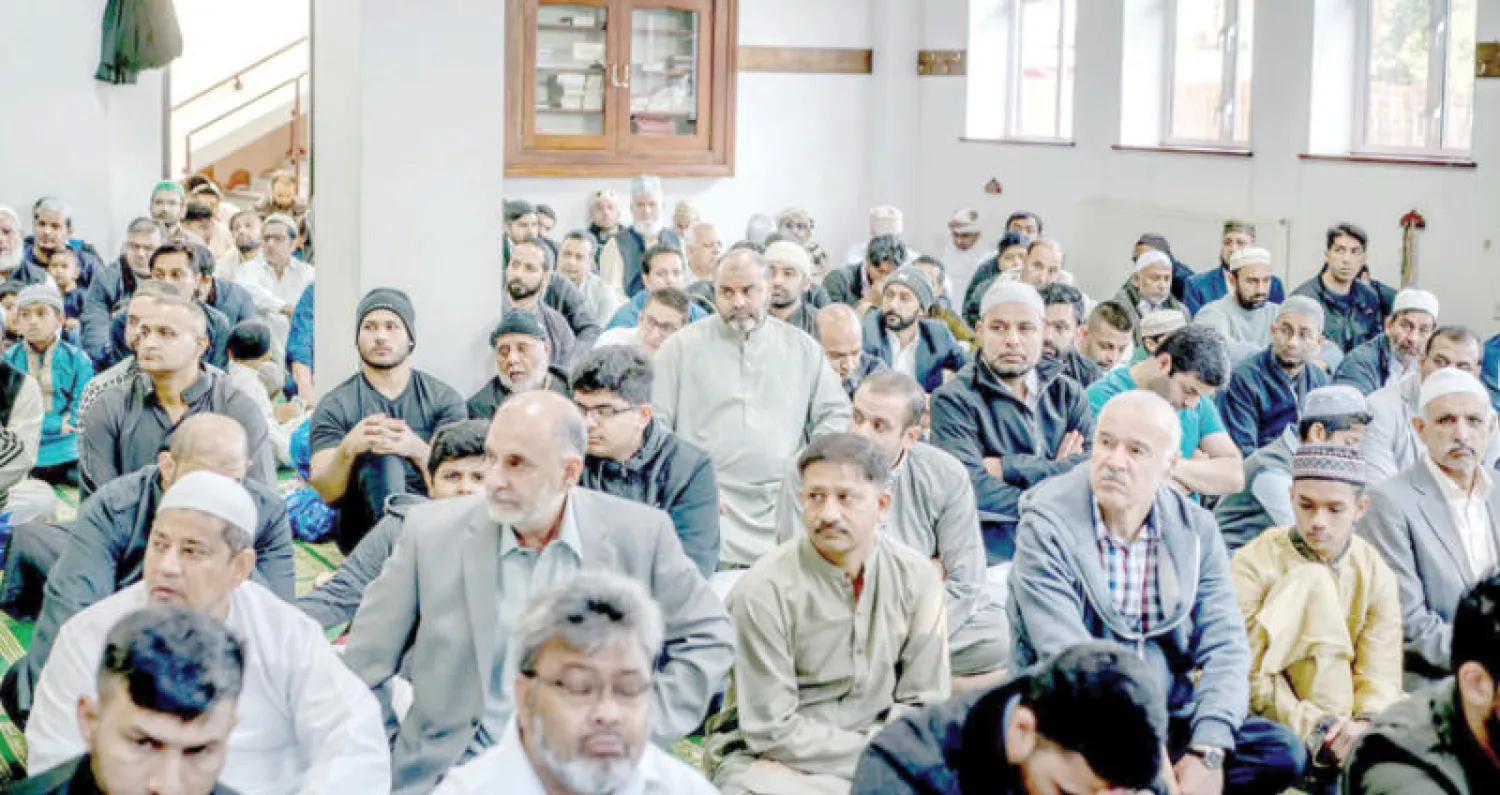 مصلون في مسجد «المدينة» شرقيّ لندن يواظبون على أداء الفروض وصلاة الجمعة (نيويورك تايمز)