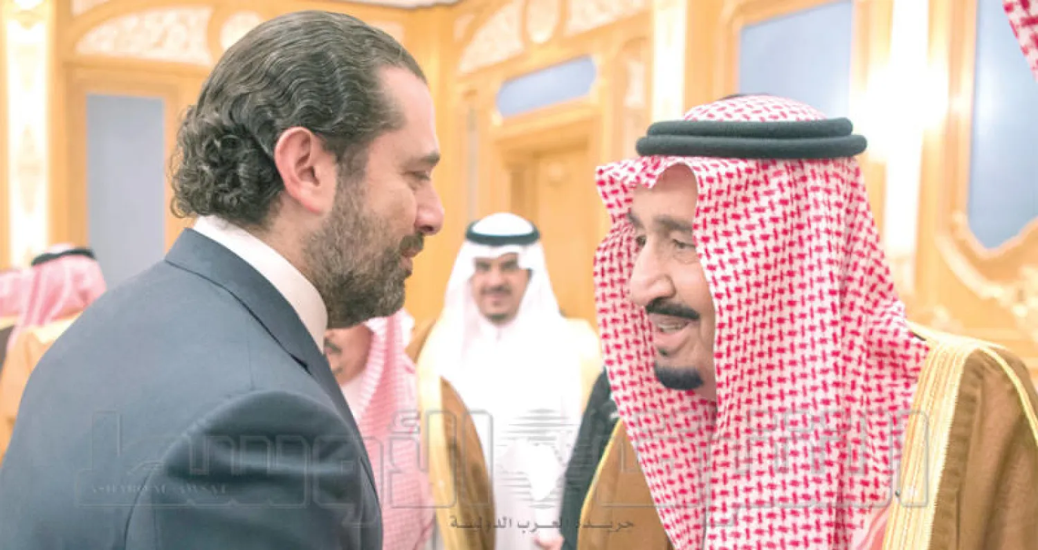 خادم الحرمين الشريفين مصافحا سعد الحريري الذي كان ضمن مستقبليه لدى وصوله إلى الرياض قادما من المدينة المنورة أمس (تصوير: بندر الجلعود)