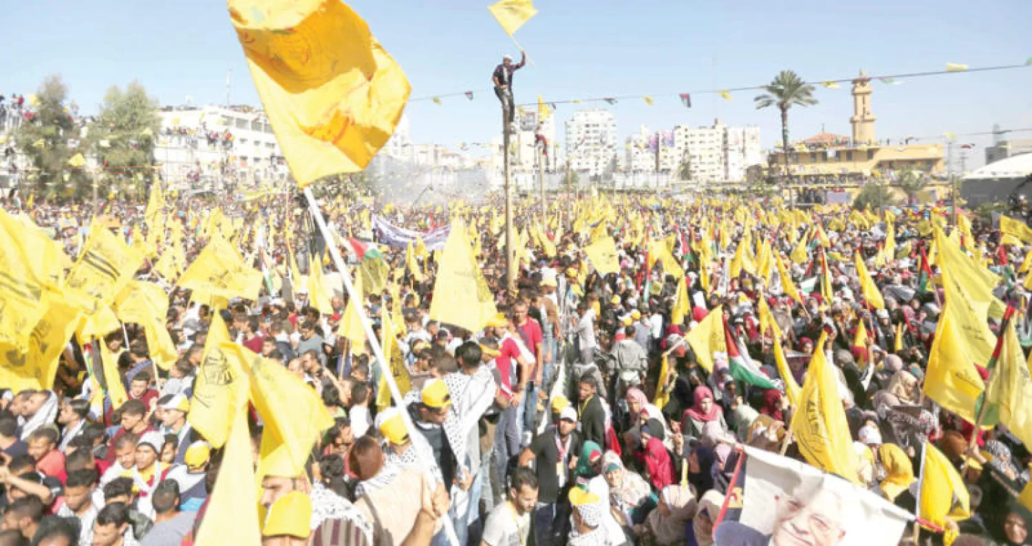 مؤيدون لحركة فتح أثناء مشاركتهم في إحياء ذكرى رحيل الرئيس الفلسطيني السابق ياسر عرفات (أ.ف.ب)